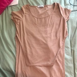 asymmetrical nude shirt long coverage in the back and a split in both sides